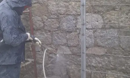 Chorreado de fachada con arena a presión: preparación para futuras obras