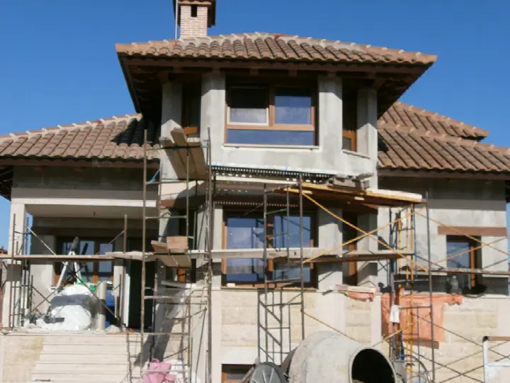 Obra de revestimiento de fachada con mortero monocapa en Ávila